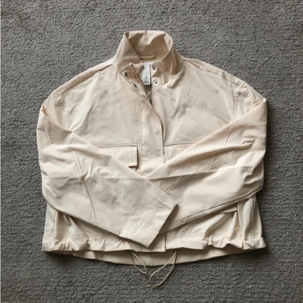 H&M Cream Cropped Utility Jacket with Front Flap Pockets. NWT.